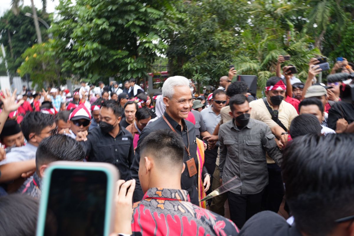 Pawai budaya meriahkan perjalanan Ganjar-Mahfud ke KPU RI