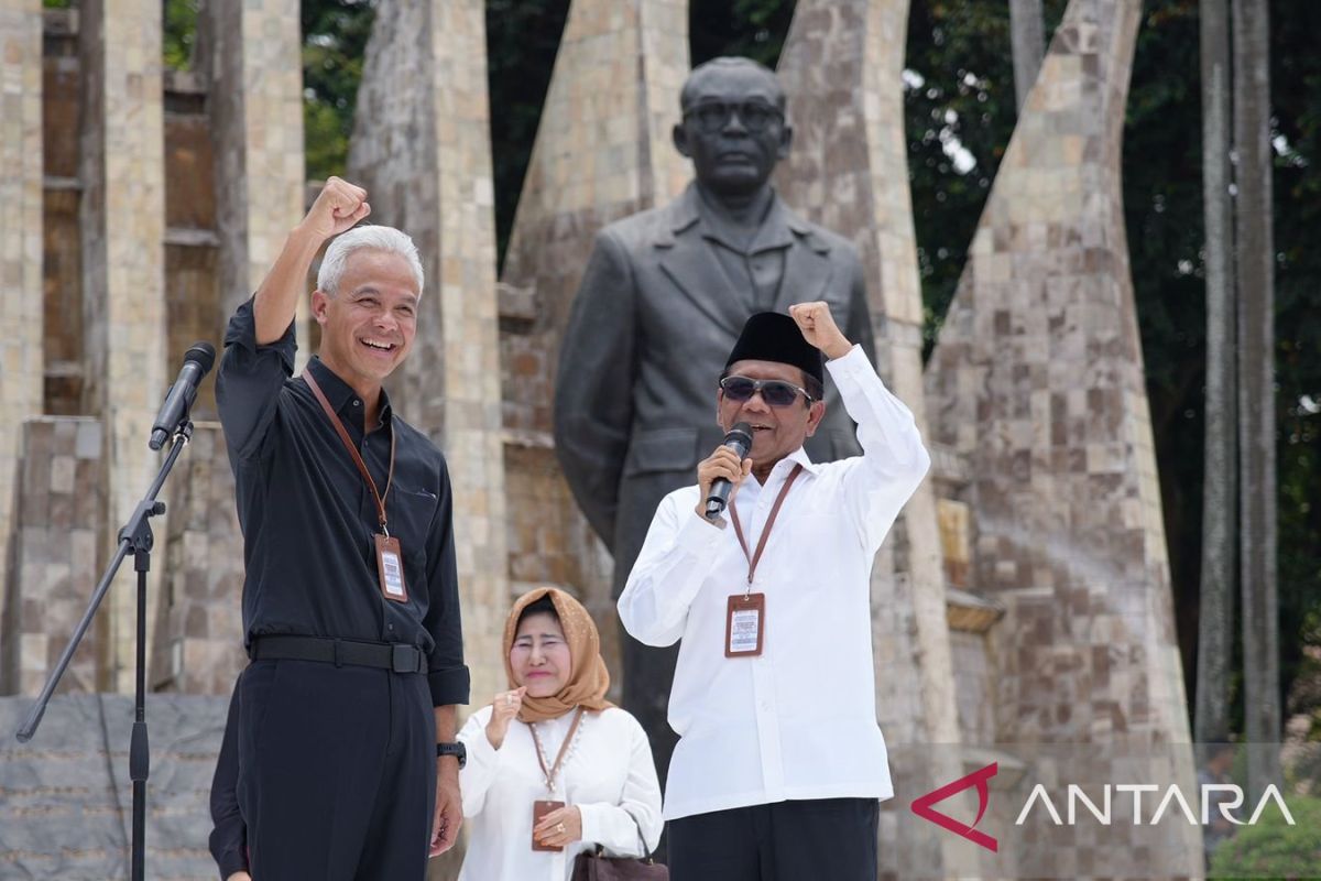 Mahfud bilang ada pesan Tuhan dibalik baju putih ini