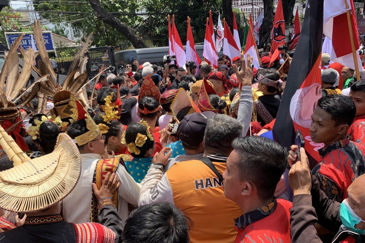 Mahfud MD-Ganjar tiba di KPU RI disambut ribuan pendukung