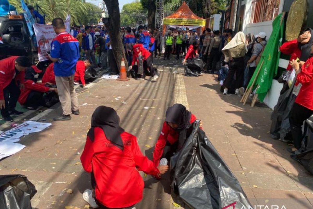 Relawan GAMA bersihkan sampah usai pendaftaran capres-cawapres di KPU