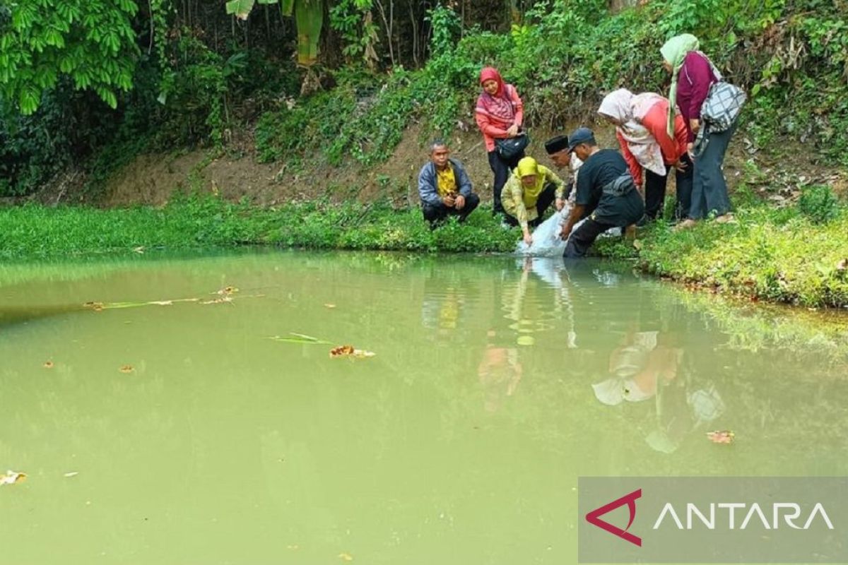 Sukabumi Jabar menebar ribuan benih ikan lokal