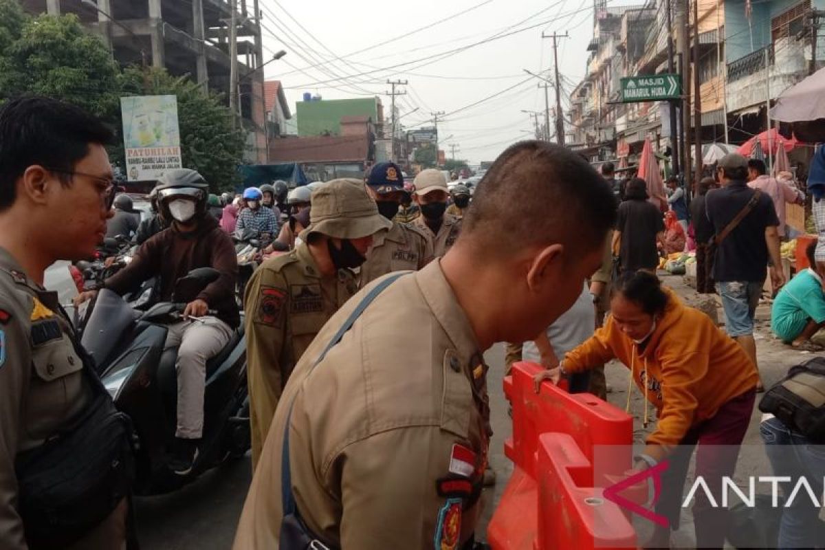 Satpol PP Palembang tertibkan PKL di tiga pasar tradisional