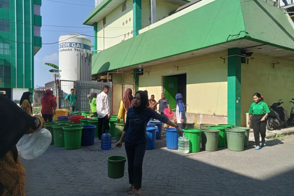 PDAM Makassar salurkan air bersih ke rumah sakit  yang krisis air