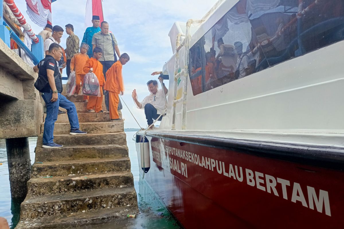 Pemerintah berikan kapal untuk transportasi anak sekolah di pulau