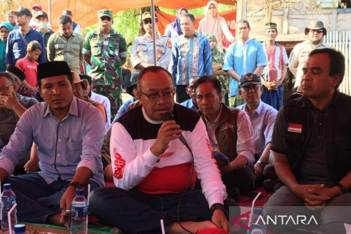 Pj Gubernur NTB menyerahkan bantuan korban kebakaran Desa Monta Baru Bima