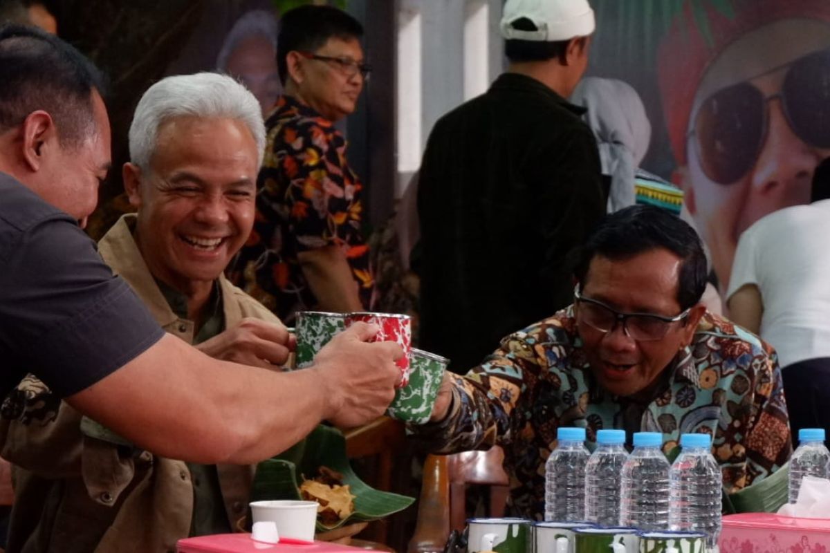 Usai cek kesehatan di RSPAD, Ganjar-Mahfud minum jamu dan makan pecel