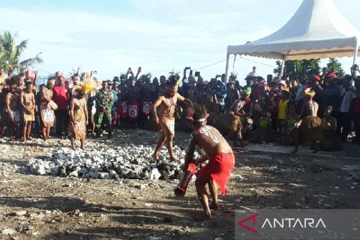 STC Biak siapkan atraksi budaya berjalan di batu panas