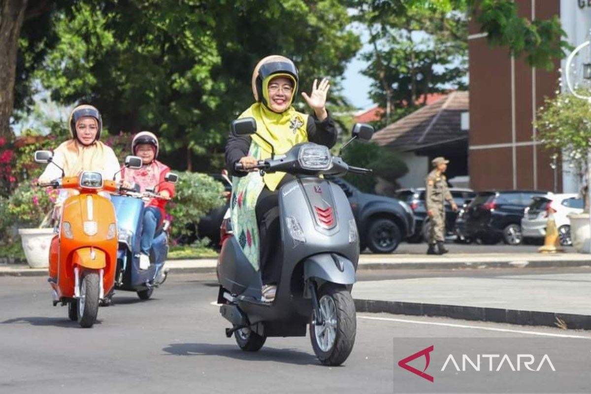 PKK NTB mengukuhkan Komunitas Wanita Pengendara Elektrik