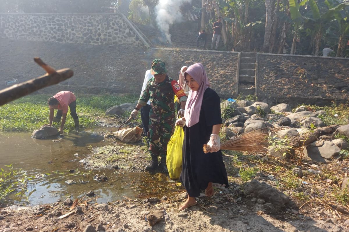 Kodim 1620  bersama warga membersihkan sungai di Lombok Tengah