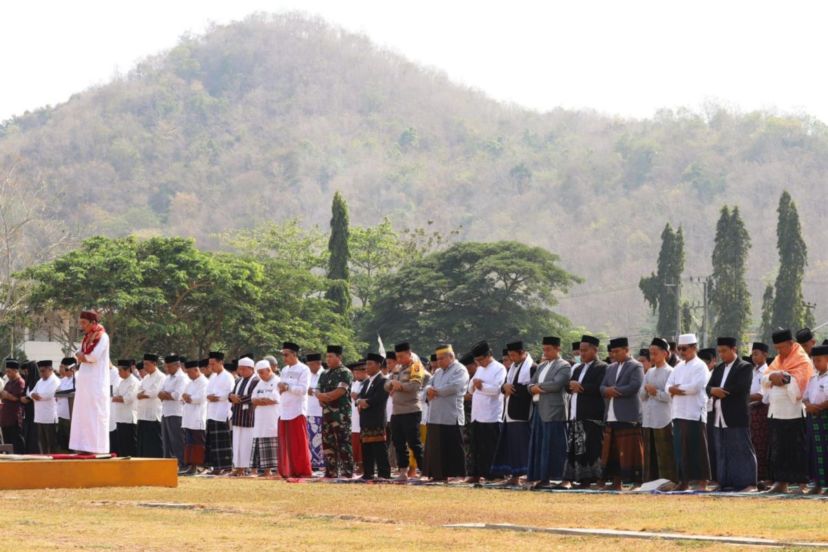 Pemkab Sumbawa Barat menggelar shalat Istisqa agar hujan turun