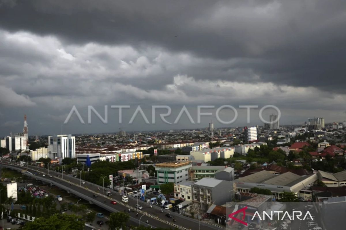 BMKG menanggapi turun hujan perdana di Makassar Sulsel