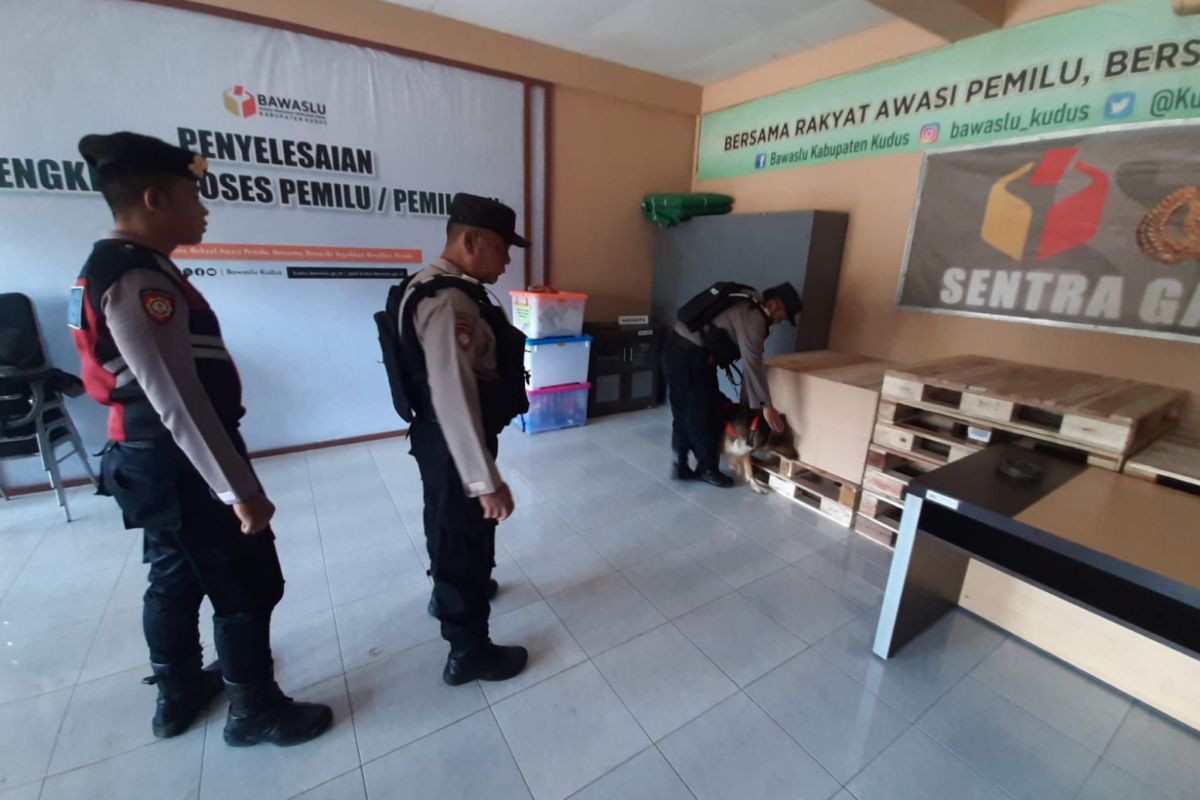 Polres Kudus sterilisasi kantor KPU dan Bawaslu dengan libatkan  satwa