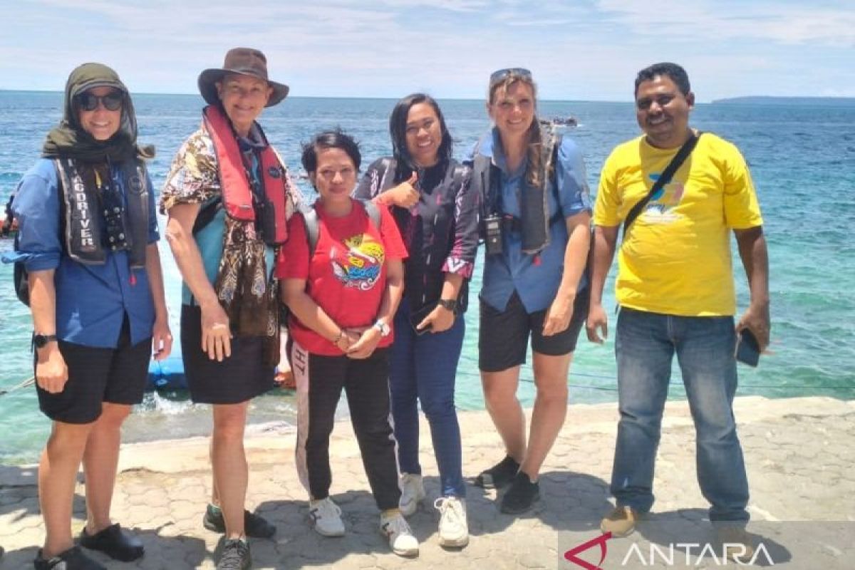 Kelompok pemuda Biak manfaatkan kelola wisata pantai