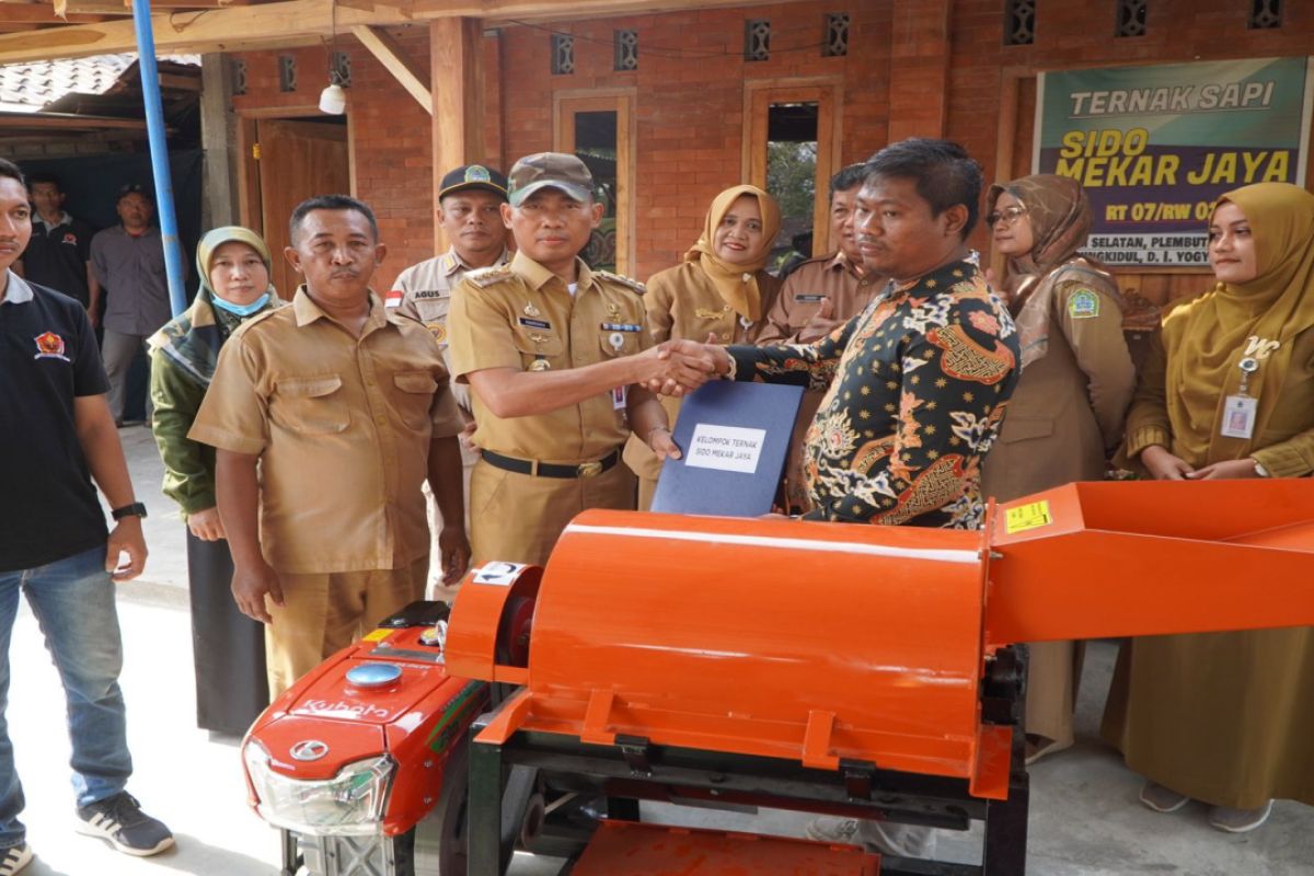 Pemkab Gunungkidul serahkan bantuan alat pembuat pupuk organik kepada peternak