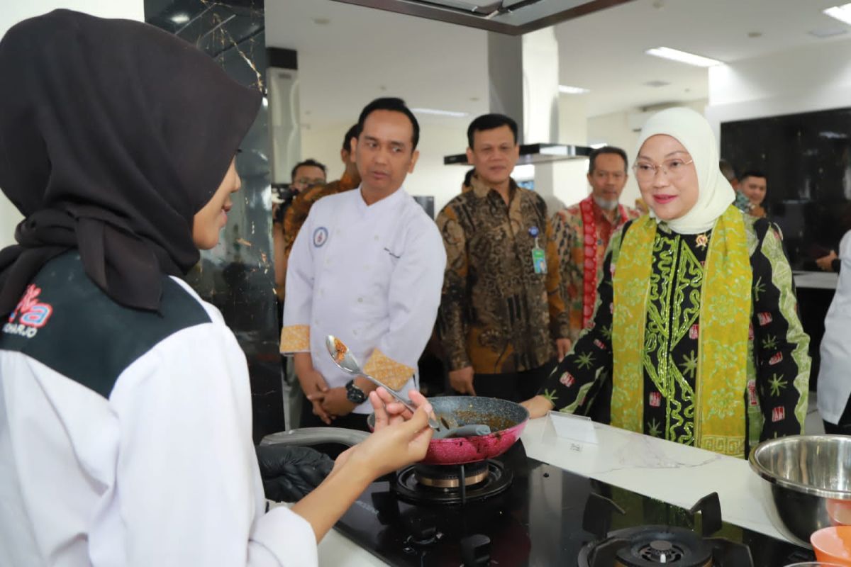 Menaker Ida Fauziyah (kanan) berbincang dengan salah satu peserta Workshop Pelatihan Pariwisata Balai Pelatihan Vokasi dan Produktivitas (BPVP) Surakarta, Jawa Tengah, Rabu (25/10/2023). (ANTARA/HO-Kemnaker)  Saya kira keberadaan workshop ini tidak hanya akan mendukung program pembangunan di Surakarta, karena ini UPTP Pemerintah Pusat, maka tentu kita bisa mendongkrak sektor pariwisata secara keseluruhan