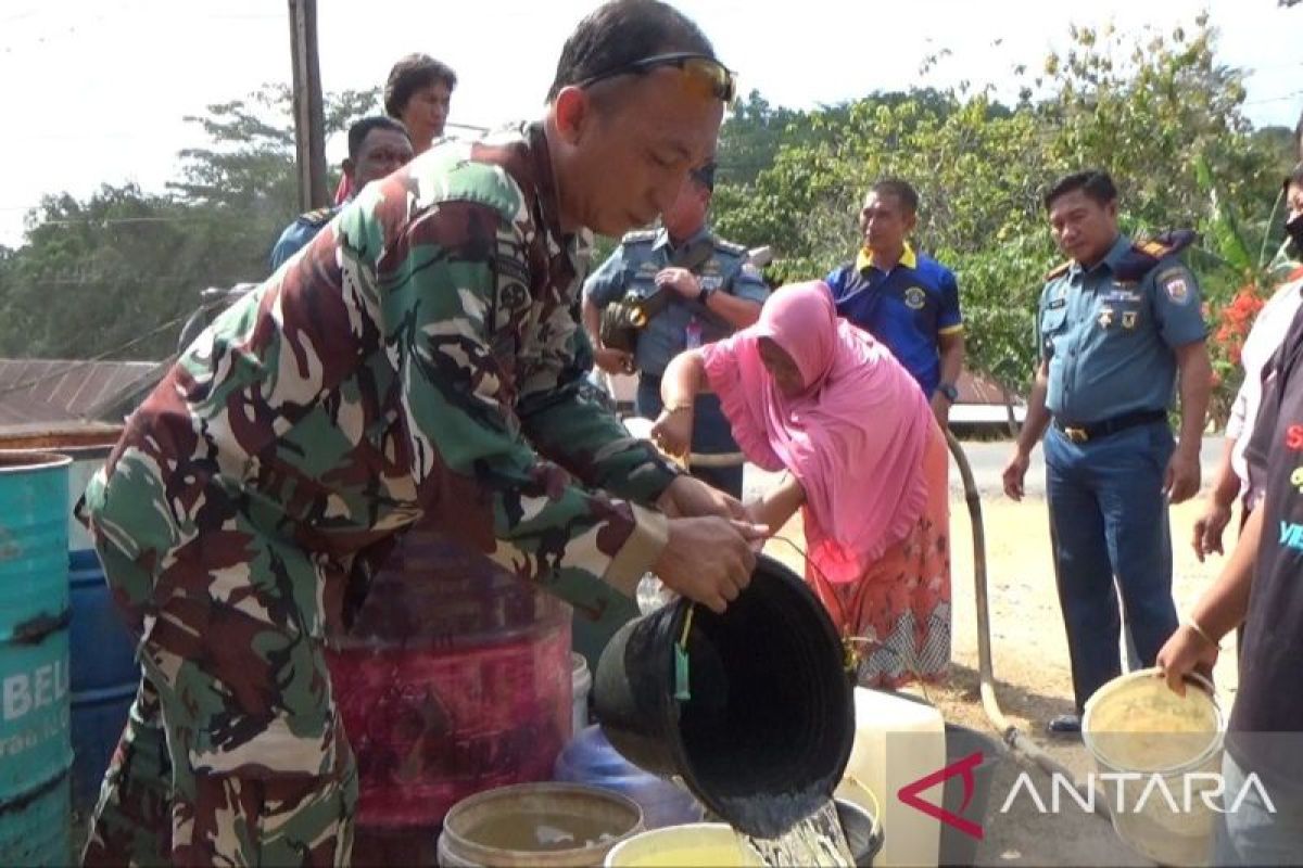 Lanal Kendari-PLN salurkan 120 ribu liter air bersih di Konawe