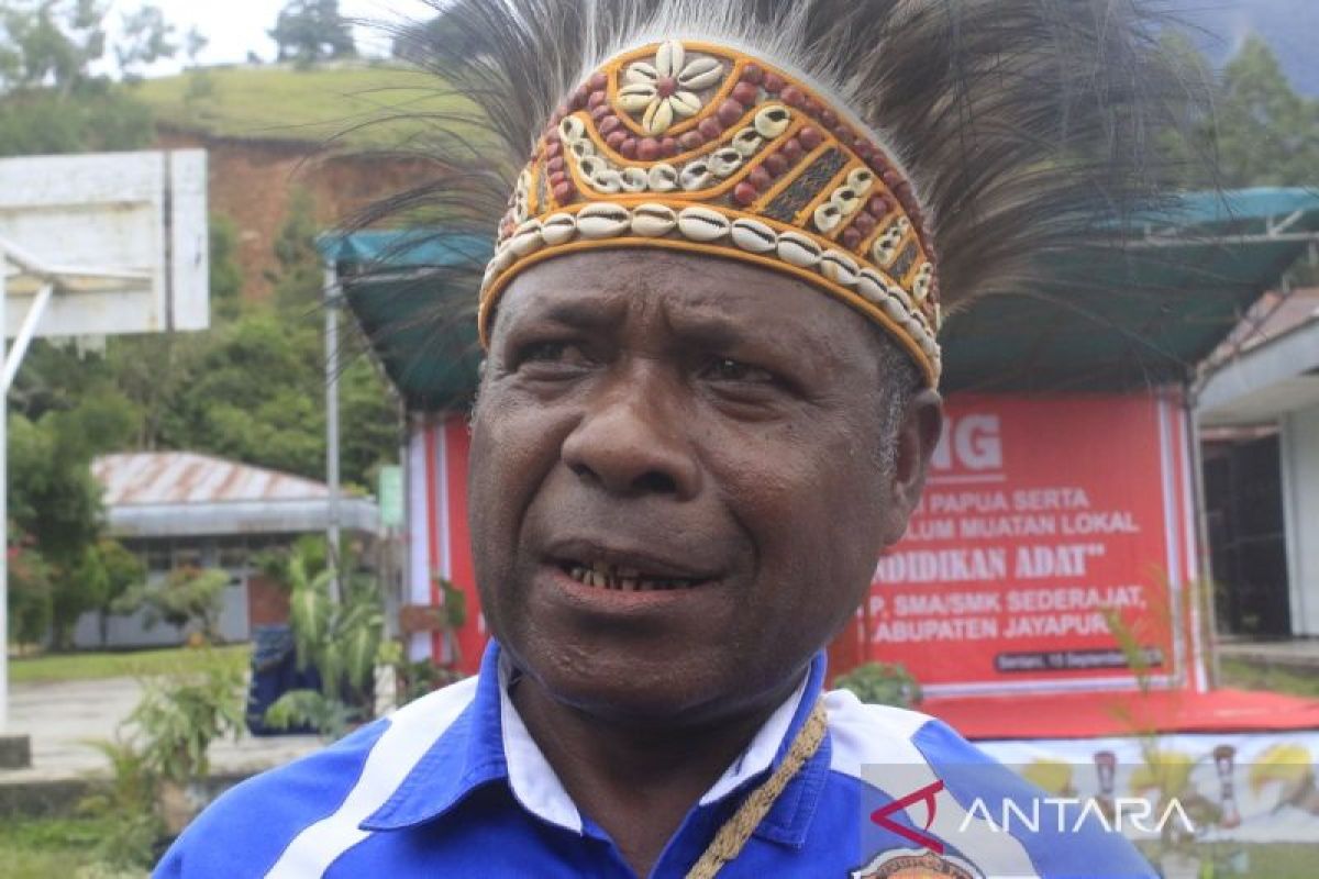 Sekolah Adat Negeri Papua serahkan ijazah 74 siswa SD Abeale 1