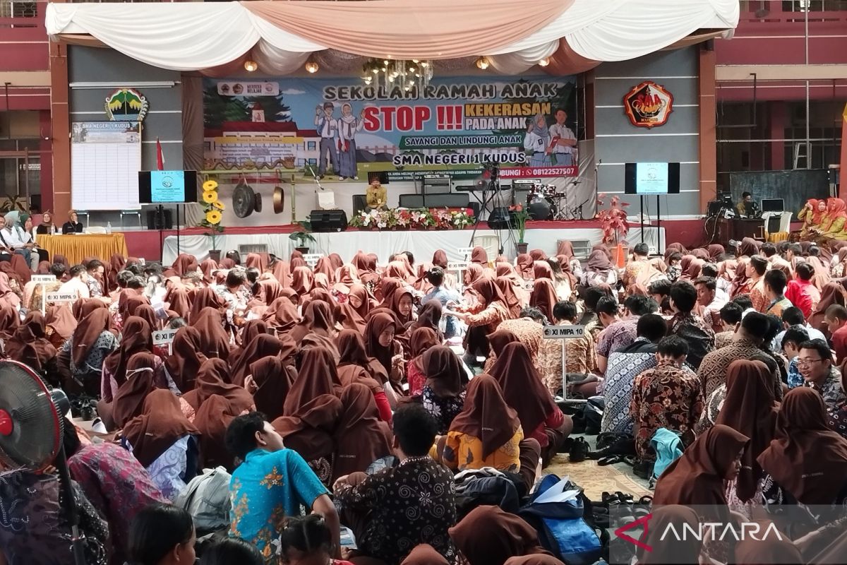 Para siswa mendeklarasikan SMA 1 Kudus sebagai sekolah  ramah anak