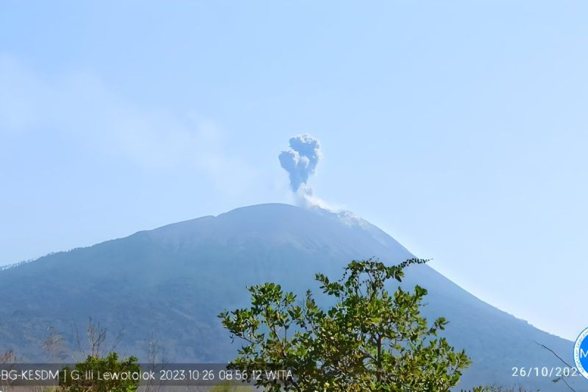 Gunung Ili Lewotolok tercatat dua kali meletus