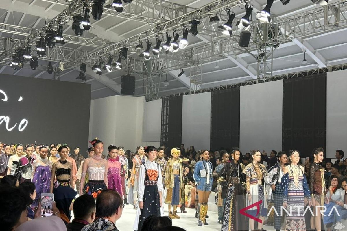 Dekranasda NTT hadirkan tenun ikat khas  di JFW 2024