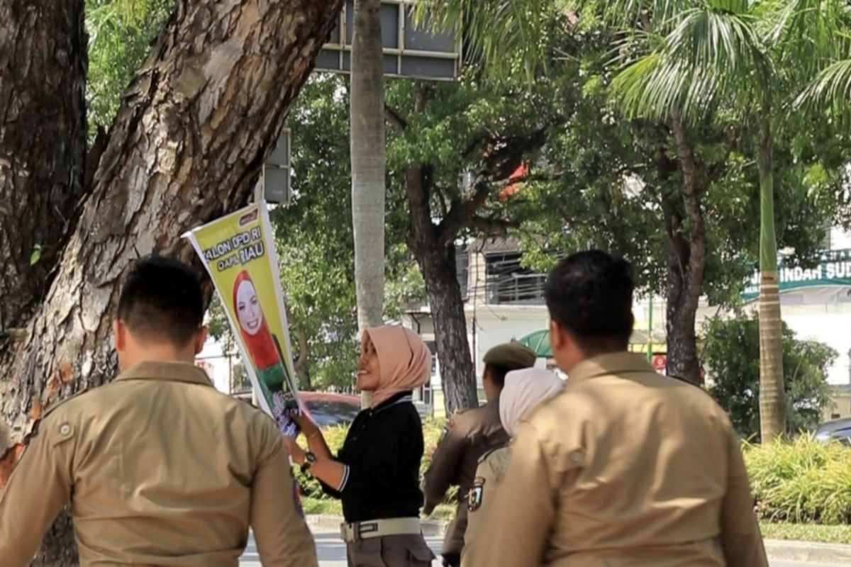 Tertibkan APK caleg di Pekanbaru tak sesuai aturan