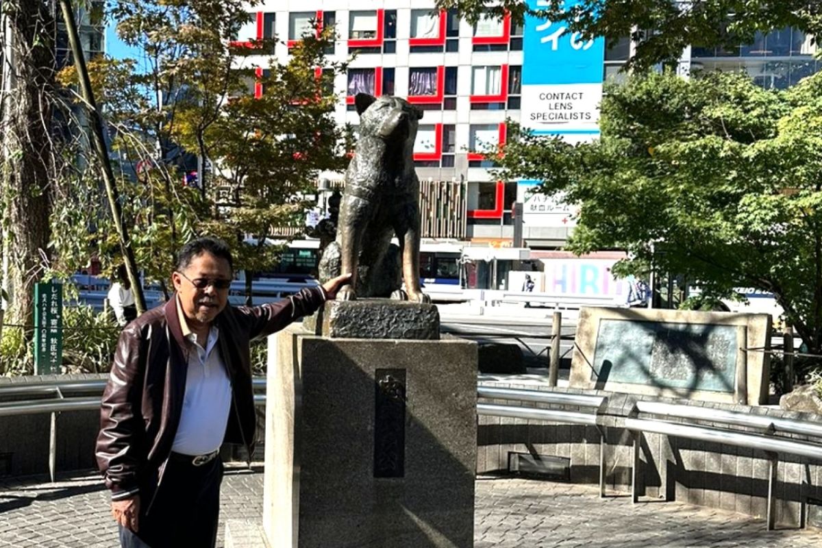 Catatan Ilham Bintang - Bang One Karni Ilyas Ikut Mengantre Berfoto dengan Patung Hachiko di Tokyo