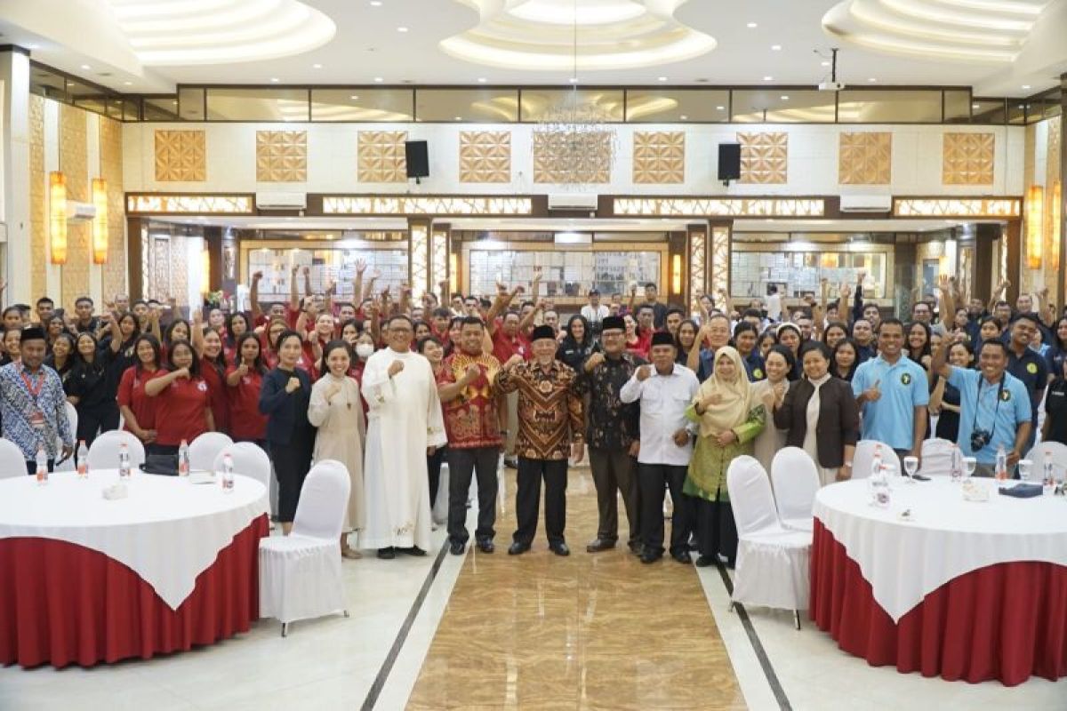 Gubernur KH Abdul Gani meminta kontingen Pesparani Malut tunjukkan berprestasi