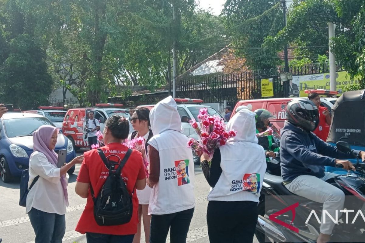Relawan bagikan bunga dan ambulans ke warga di HUT Ke-55 Ganjar