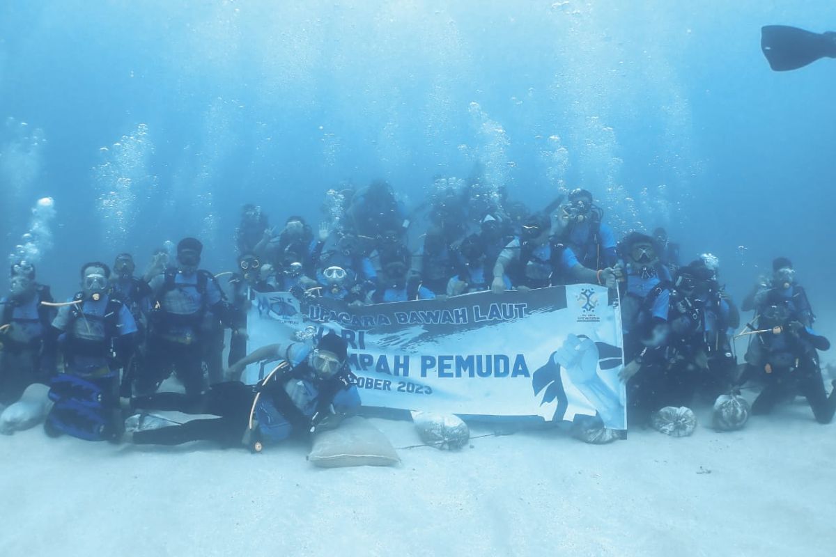 Komunitas Selam Jayapura upacara bawah laut peringati Sumpah Pemuda