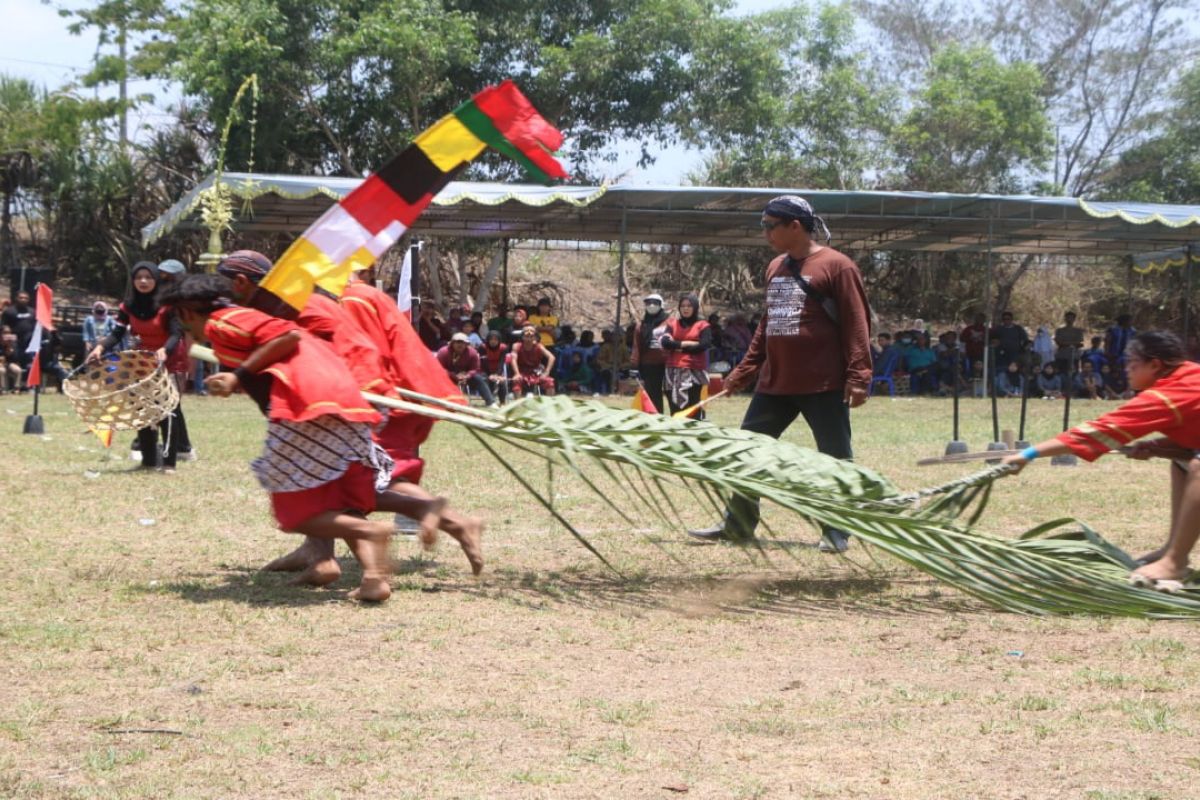 Kulon Progo Yogyakarta menggelar Festival Nglarak Blarak di Pantai Glagah