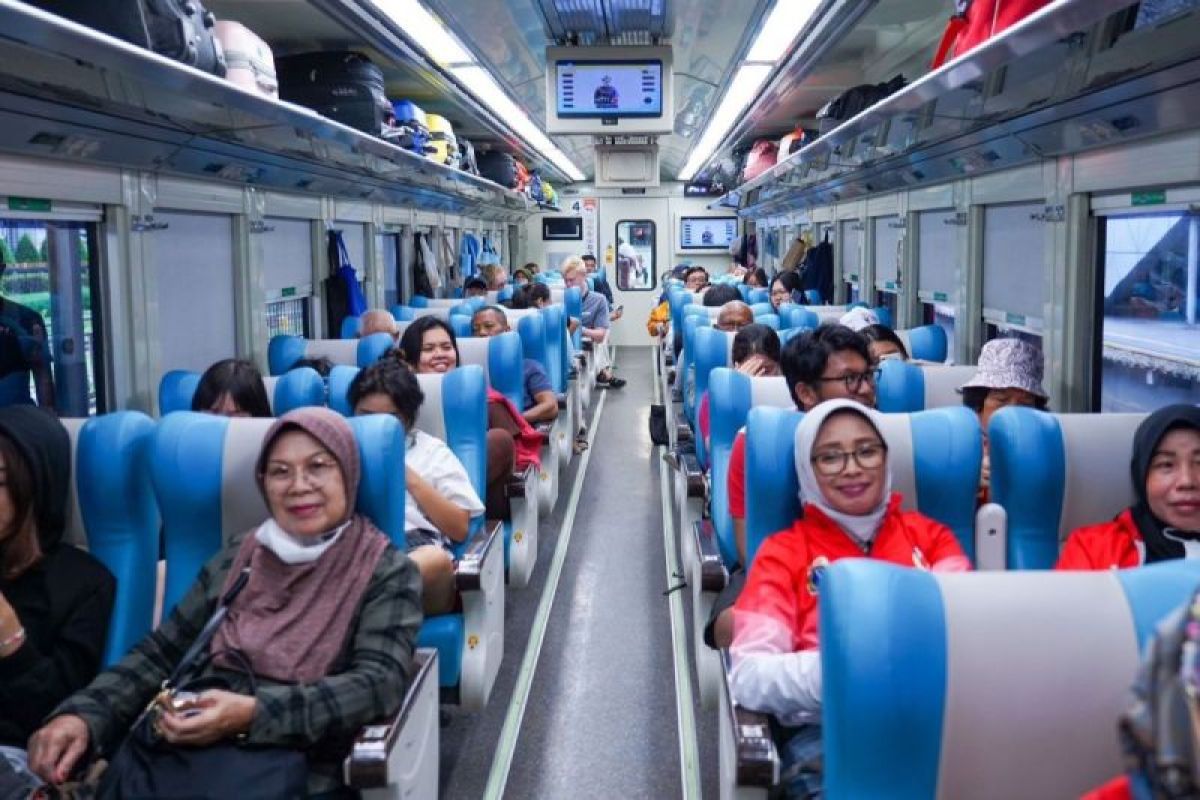 Kereta api jarak jauh hari ini berhenti di Stasiun Jatinegara