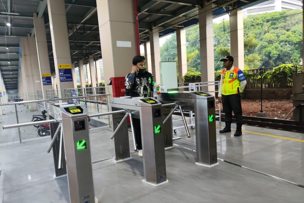 KAI Commuter tambah gate elektronik tambahan