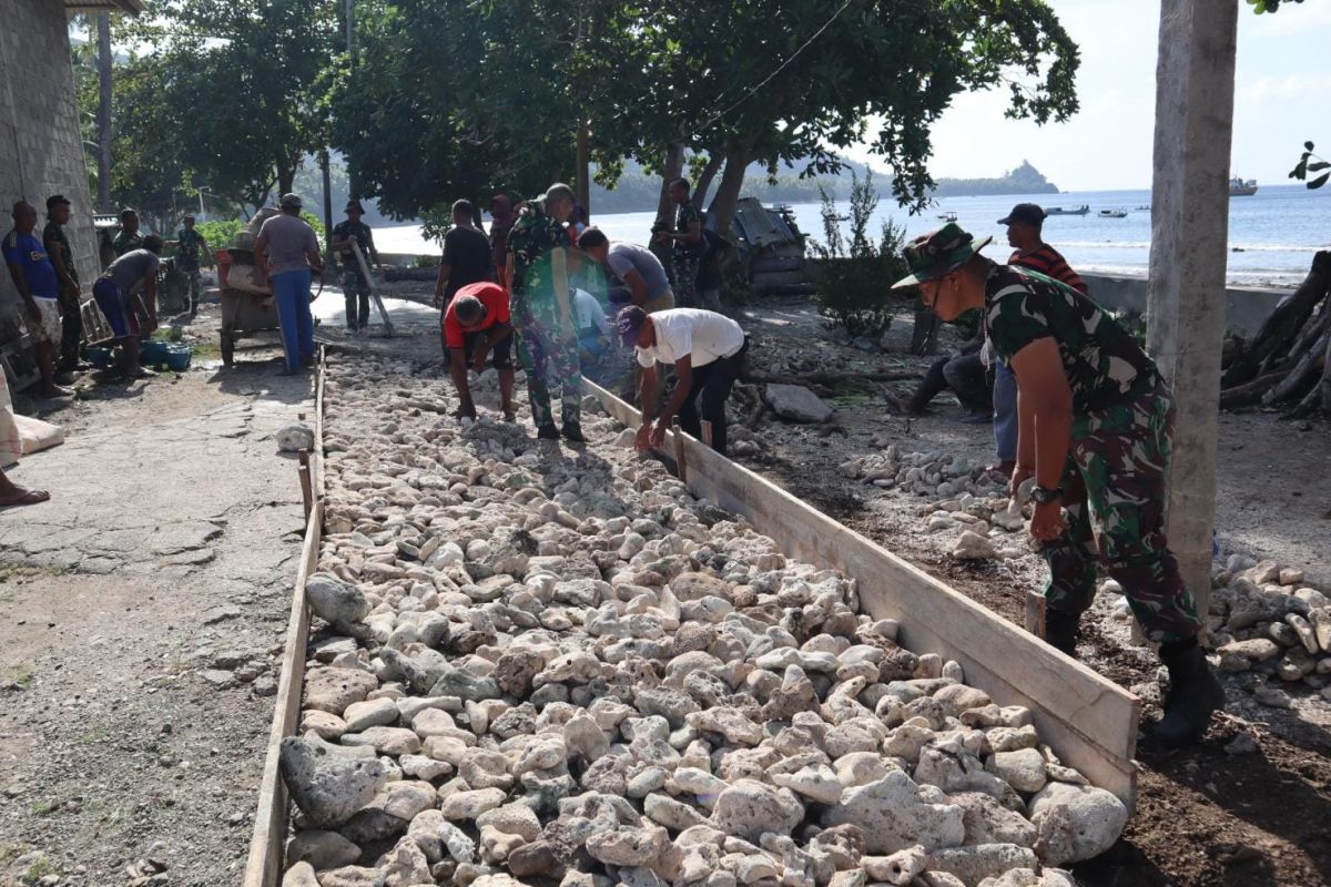 Pemerintah Kota (Pemkot) Ternate, fokus membangun berbagai kebutuhan infrastruktur pembangunan untuk tiga pulau terluar melalui program Batang Dua, Hiri dan Moti (Bahim), Senin (30/10/2023). ANTARA/Abdul Fatah (Abdul Fatah)  Pemkot Ternate terus membangun infrastruktur tiga pulau terluar, sebagai bentuk keberpihakan dalam pengembangan pembangunan di Pulau Hiri, Moti dan Batang Dua