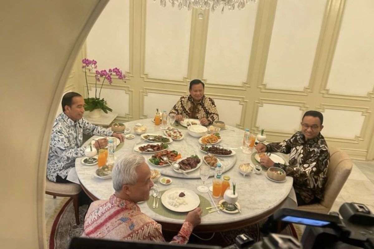 Presiden Jokowi makan siang dengan tiga bakal capres di Istana Merdeka Jakarta