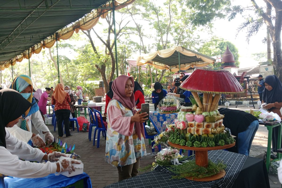 Pemkab Lombok Tengah menggelar lomba menghias jajanan tradisional