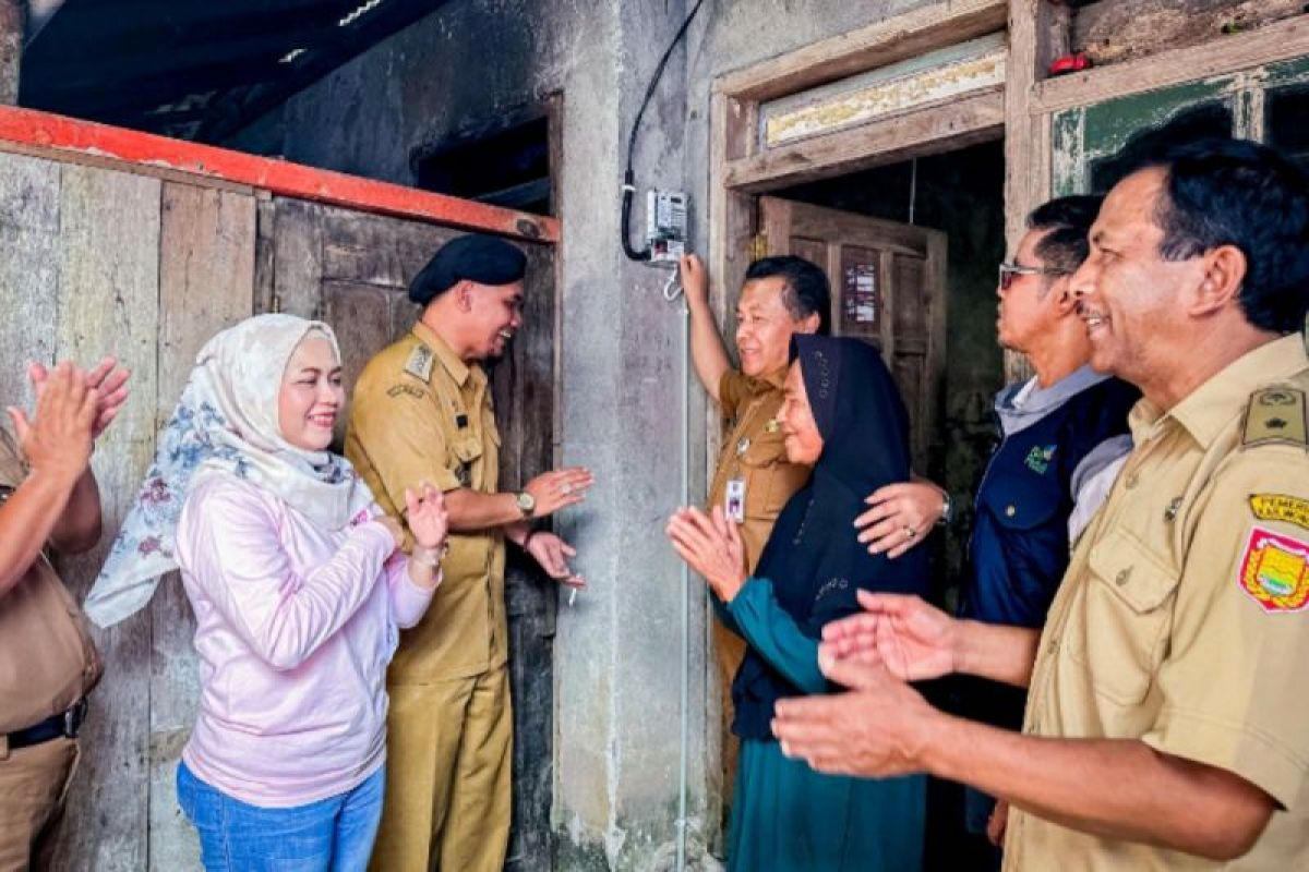 Srikandi PLN terangi 80 rumah keluarga prasejahtera Wonosobo