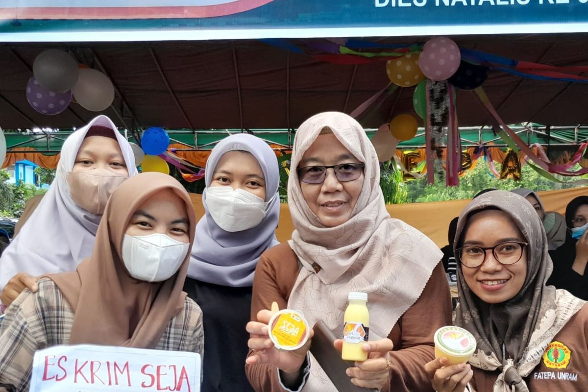 Mahasiswa Unram mengolah minuman serbat jahe khas Lombok jadi es krim