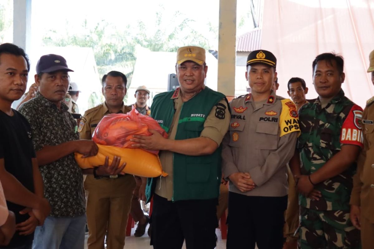 Bupati Konut salurkan 400 paket bahan pokok di tiga Kecamatan