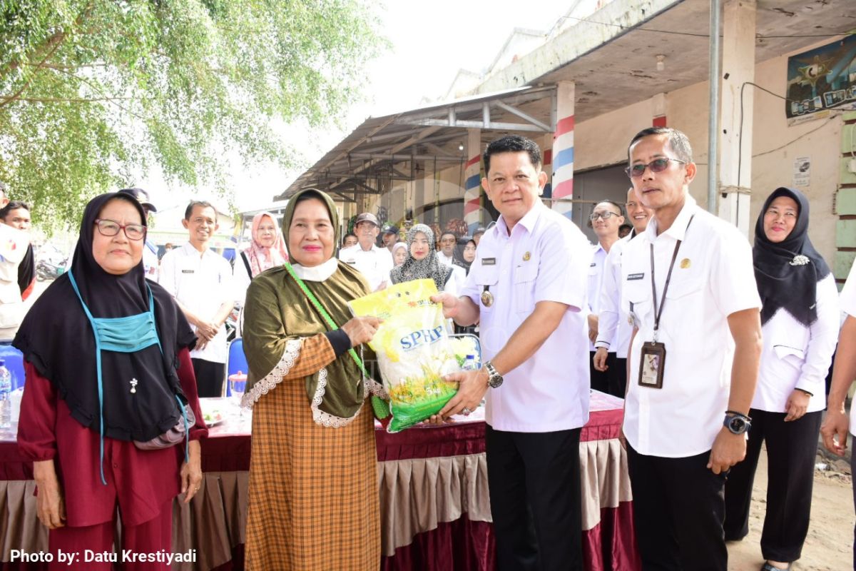 Penjabat Bupati Tulang Bawang Barat hadiri pasar murah