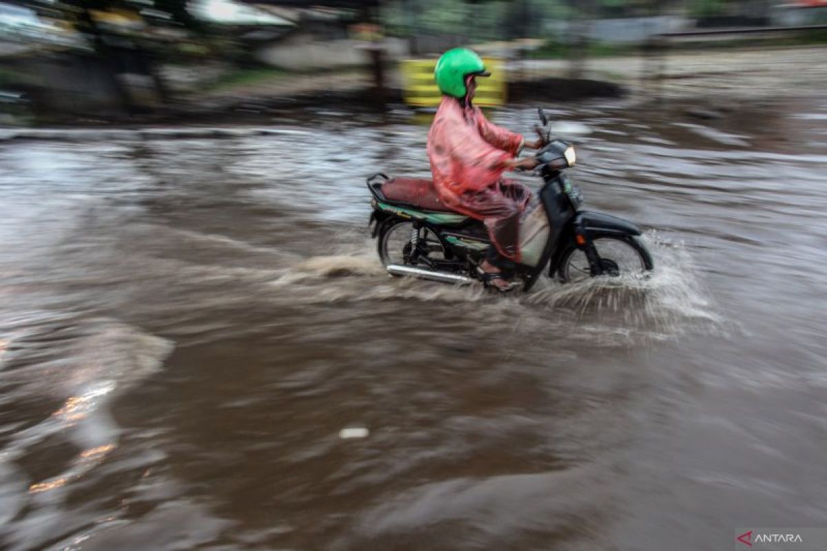 Hujan merata landa kota besar Indonesia