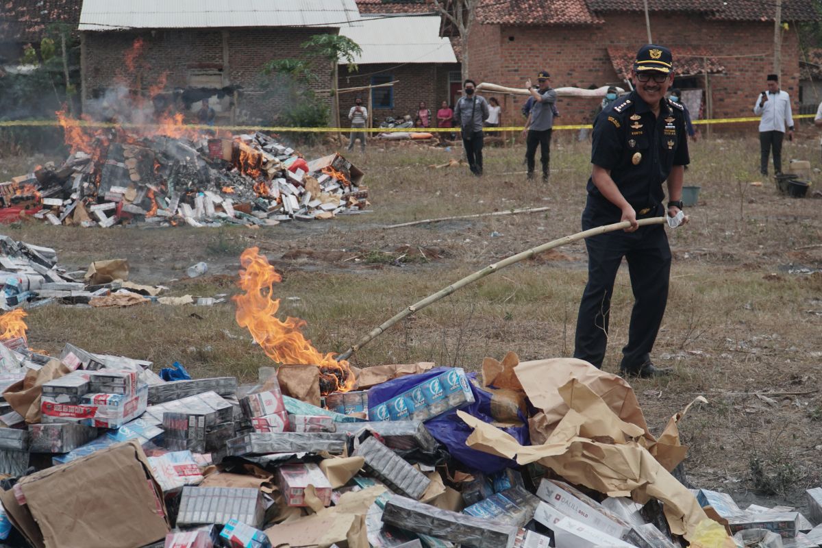 Bea Cukai Sumbagbar musnahkan 7 juta batang rokok ilegal