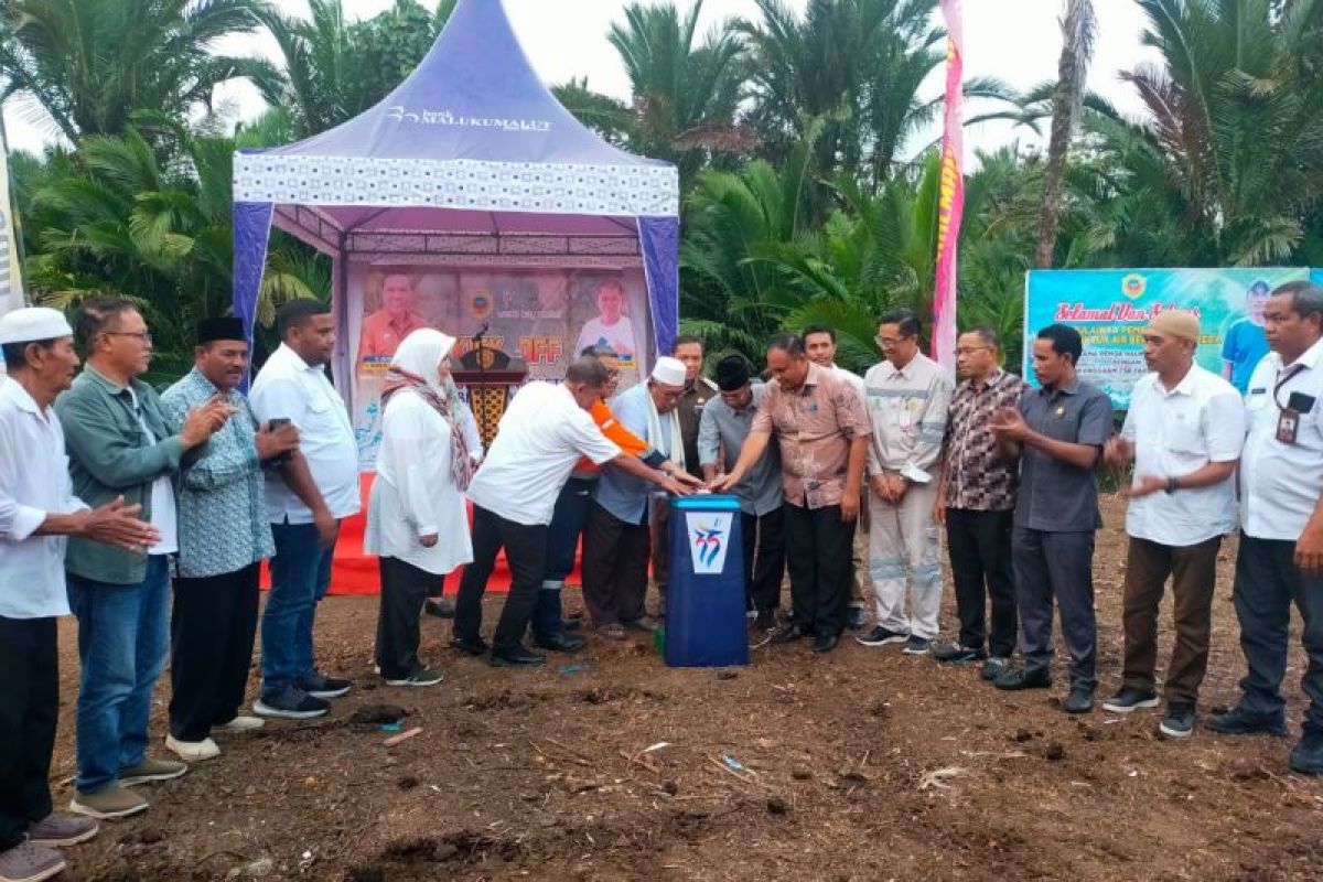 Pj Bupati Halteng, Ikram M Sangaji peletakan batu pertama pembangunan Water Intake Air Bersih Kota Weda antara pemerintah kabupaten Halmahera Tengah dan PT IWIP dilaksanakan di Desa Fidy Jaya, Kamis (2/11/2023). ANTARA/Abdul Fatah