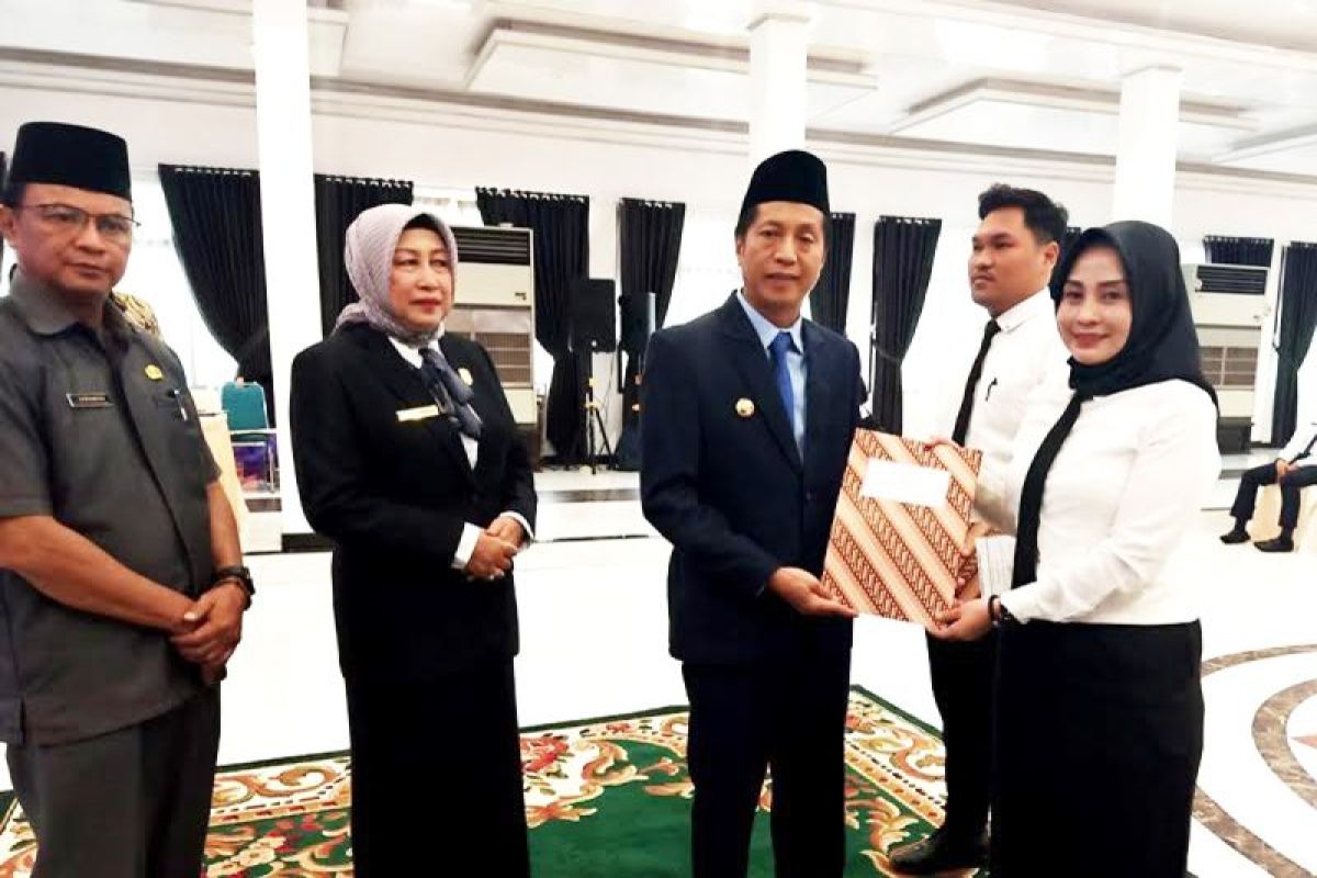 Pj Bupati Barut serahkan SK PPPK tenaga teknis tahap optimalisasi