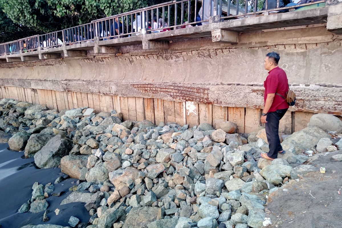 Pemkot Mataram memasang "riprap" pengaman tanggul antisipasi abrasi