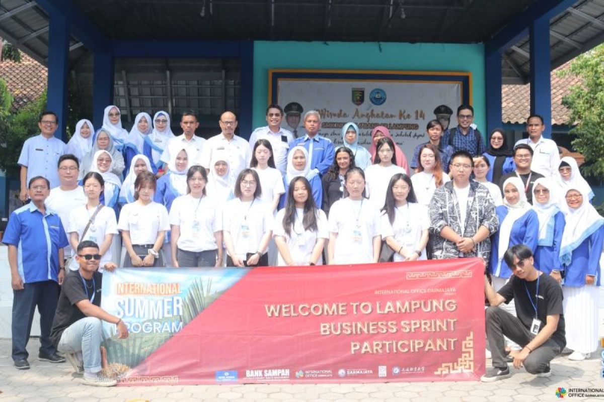 IIB Darmajaya kolaborasi lintas sektor dalam international community service di dua sekolah