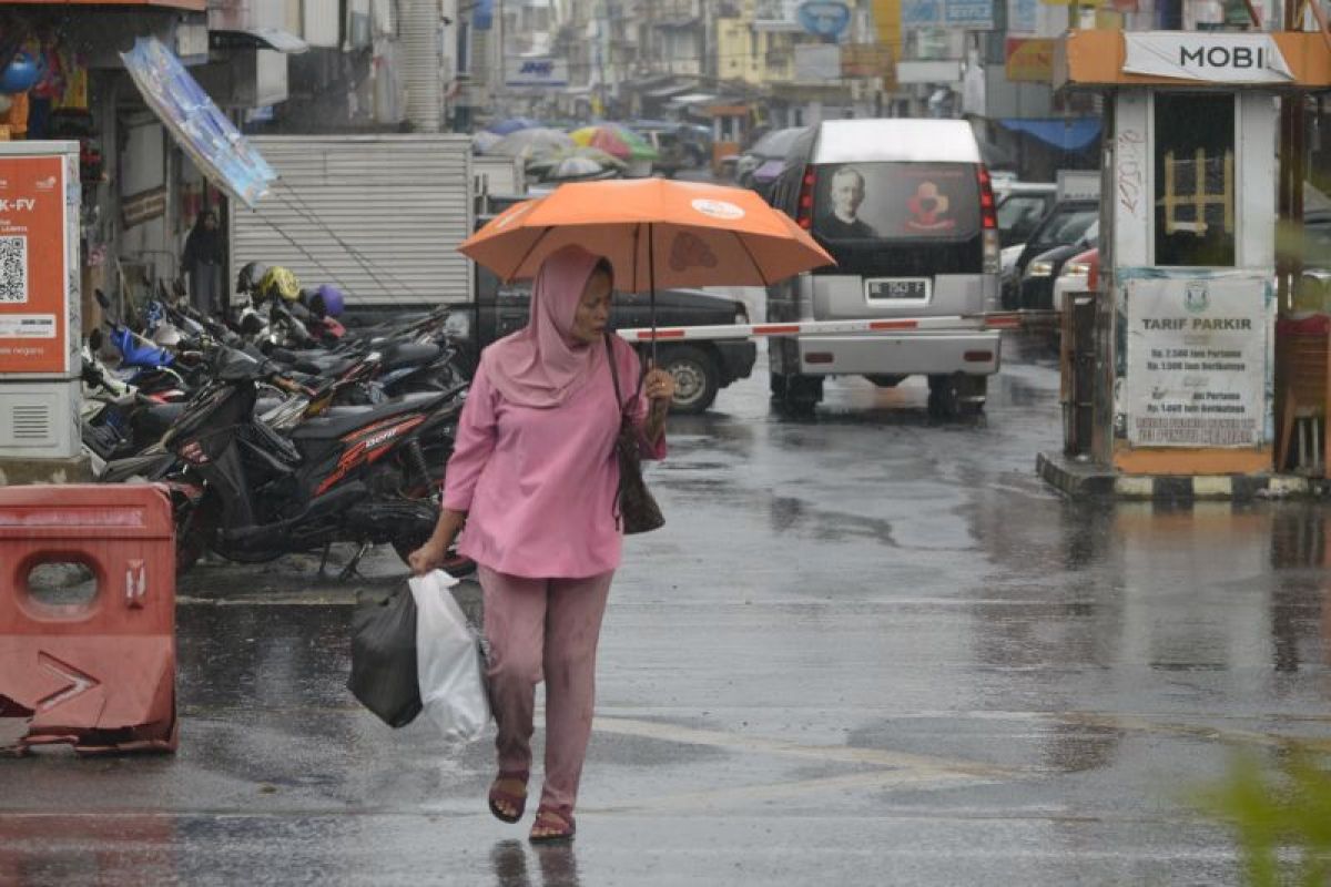 BMKG prakirakan hujan guyur sebagian kota besar di Indonesia