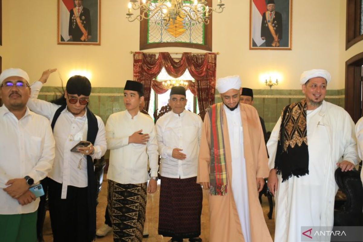 Gibran dan Muzani sowan ke habib dan ulama pada Haul Habib Solo