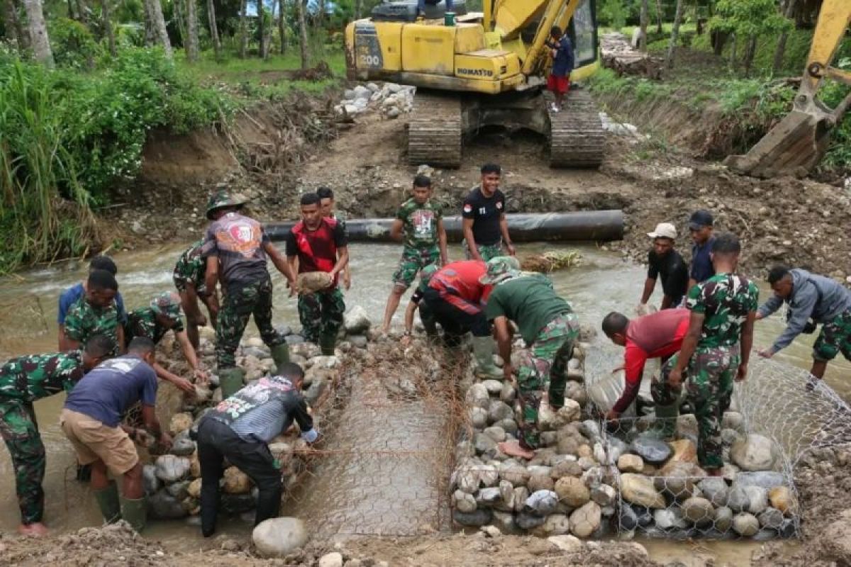 Karya Bakti Kodim 1702/Jayawijaya membangun jembatan Megapura