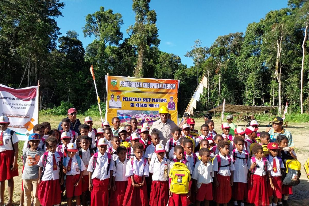 Bupati Keerom imbau orang tua mendukung anak pergi ke sekolah