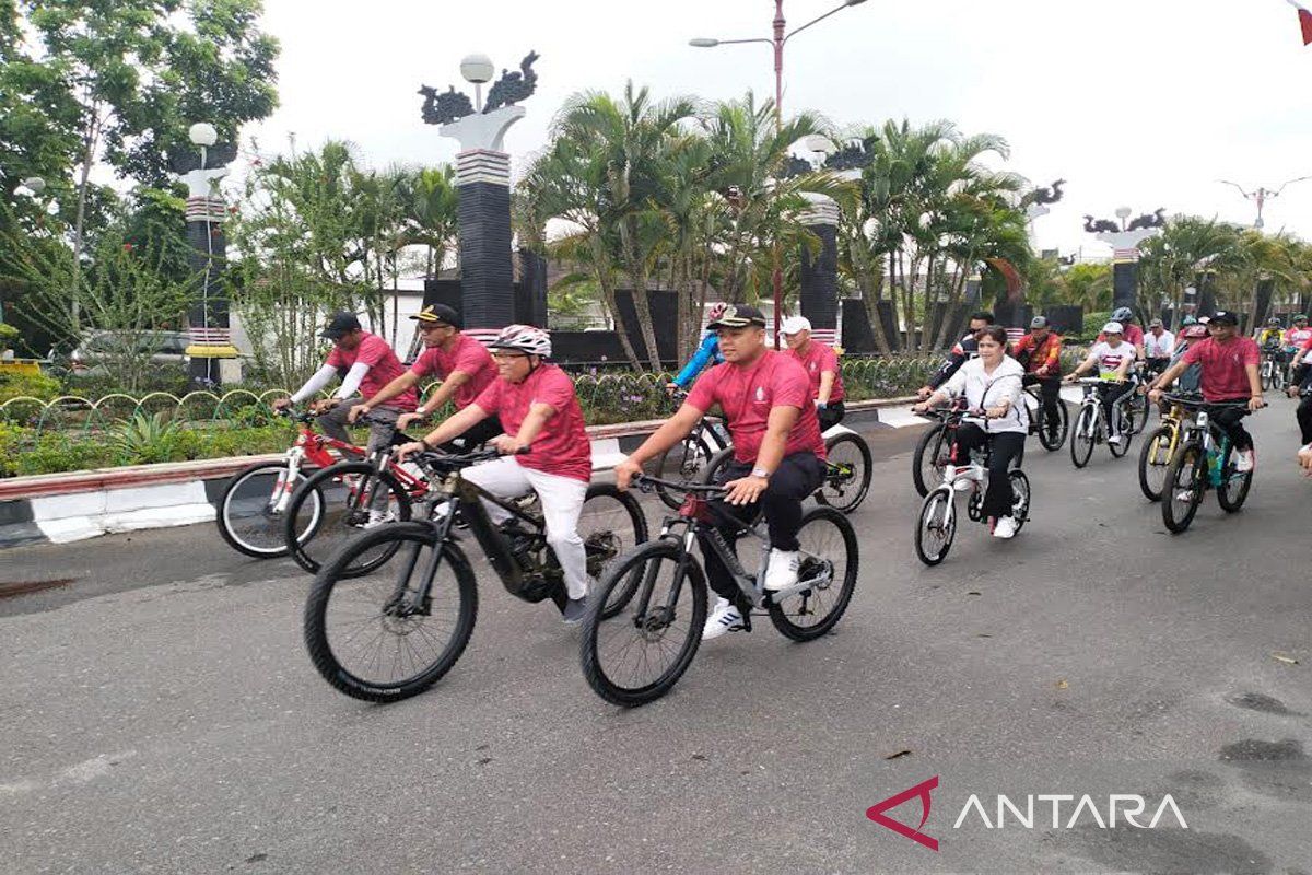 Ratusan warga antusias ikuti gowes bersama Pj Bupati Kapuas